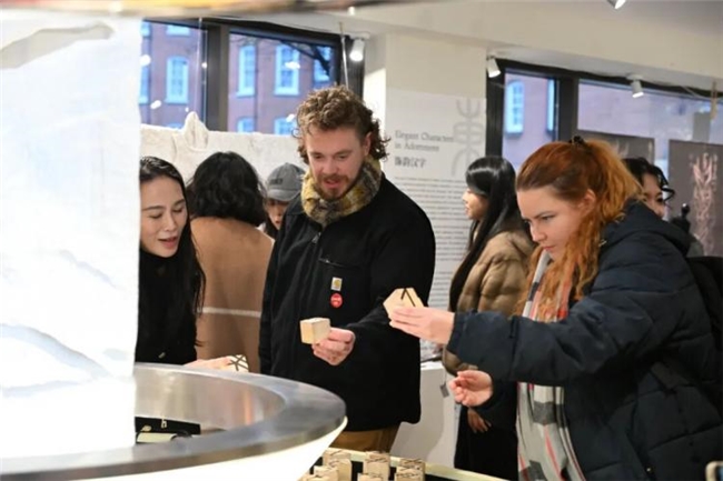 百余件汉字创意作品亮相伦敦 解锁 “可触可感” 的东方美学