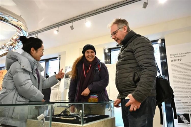 百余件汉字创意作品亮相伦敦 解锁 “可触可感” 的东方美学