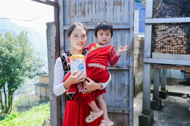 金领冠50°超凡守护公益行动走进怒江 捐赠超百万元伊利奶粉产品