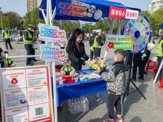 中国人寿财险协办谷城县“全国交通安全日”主题活动，共倡“文明交通 礼行天下”