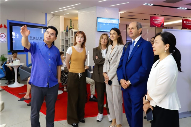 全球权威种植大师频频到访鼎植，背后是您将享受到的口腔健康“科技红利”