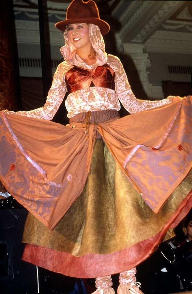 以 “泥土” 对抗奢华,这场时装展,藏着时尚的根源与重生