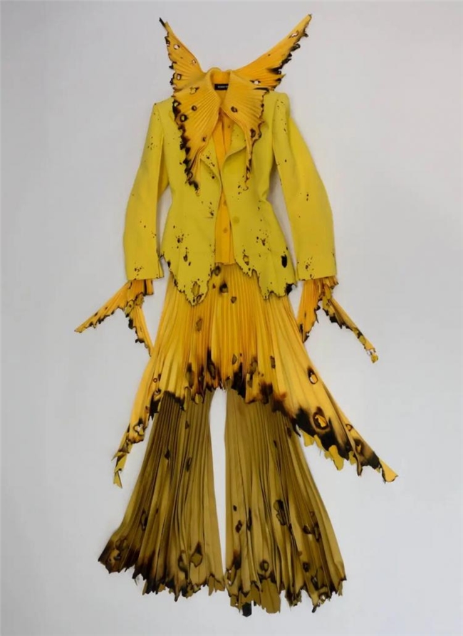 以 “泥土” 对抗奢华,这场时装展,藏着时尚的根源与重生