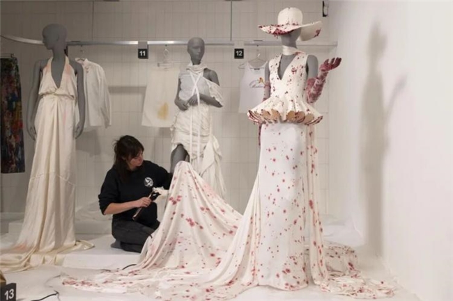 以 “泥土” 对抗奢华,这场时装展,藏着时尚的根源与重生