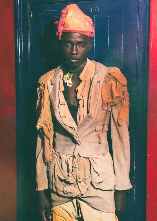 以 “泥土” 对抗奢华,这场时装展,藏着时尚的根源与重生