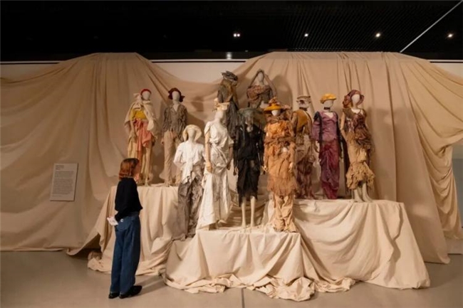 以 “泥土” 对抗奢华,这场时装展,藏着时尚的根源与重生