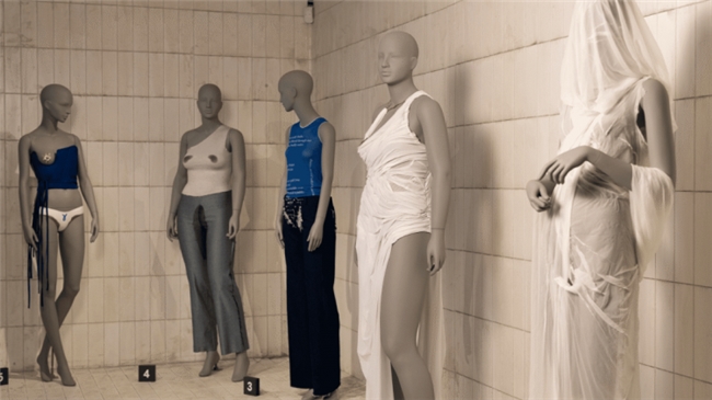 以 “泥土” 对抗奢华,这场时装展,藏着时尚的根源与重生