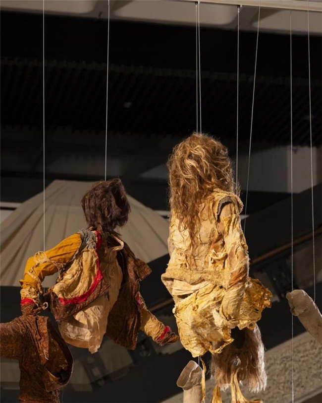 以 “泥土” 对抗奢华,这场时装展,藏着时尚的根源与重生