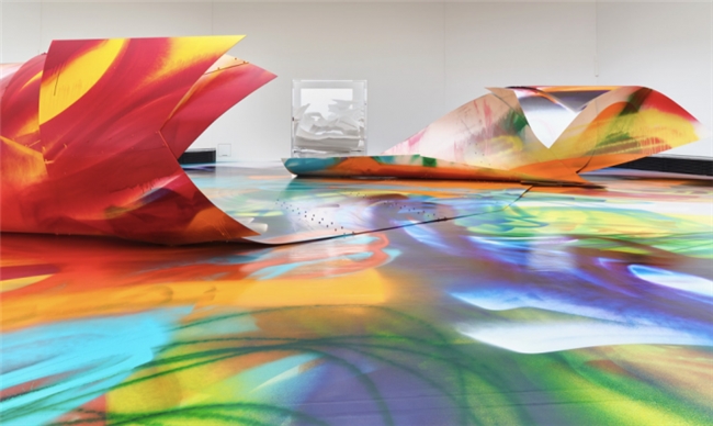 喷枪之下的色彩狂想,卡塔琳娜・格罗斯的多感官艺术