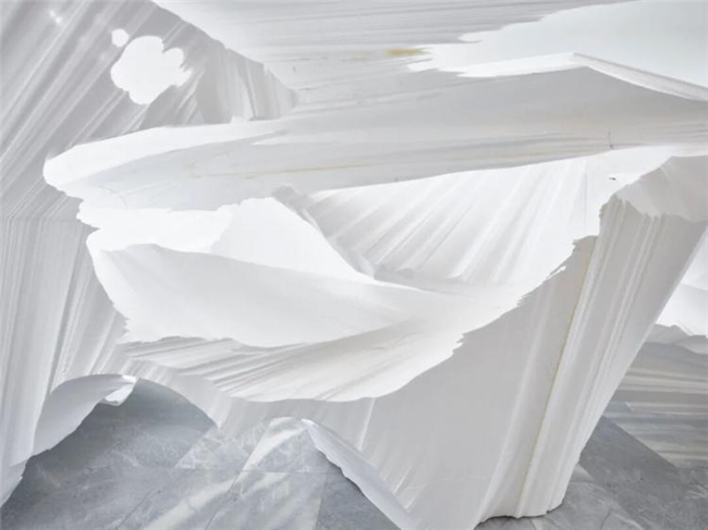 喷枪之下的色彩狂想,卡塔琳娜・格罗斯的多感官艺术