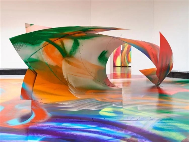 喷枪之下的色彩狂想,卡塔琳娜・格罗斯的多感官艺术