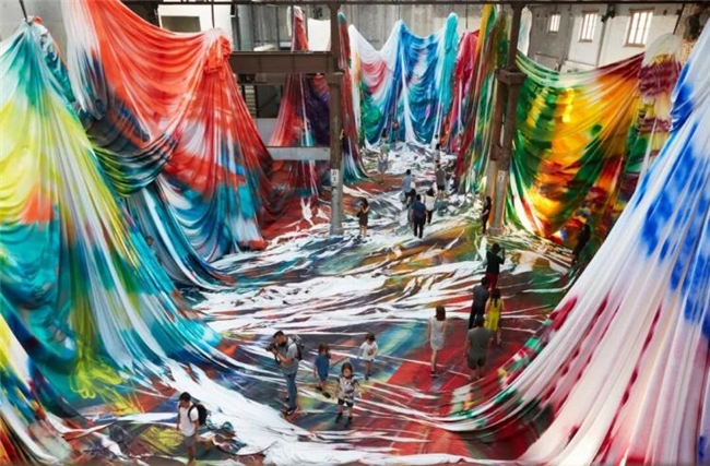 喷枪之下的色彩狂想,卡塔琳娜・格罗斯的多感官艺术