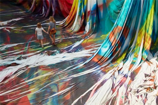 喷枪之下的色彩狂想,卡塔琳娜・格罗斯的多感官艺术