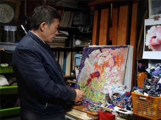 自行车后座的回丝废料,被他做成了堪比油画的艺术