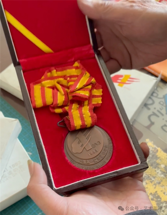 自行车后座的回丝废料,被他做成了堪比油画的艺术