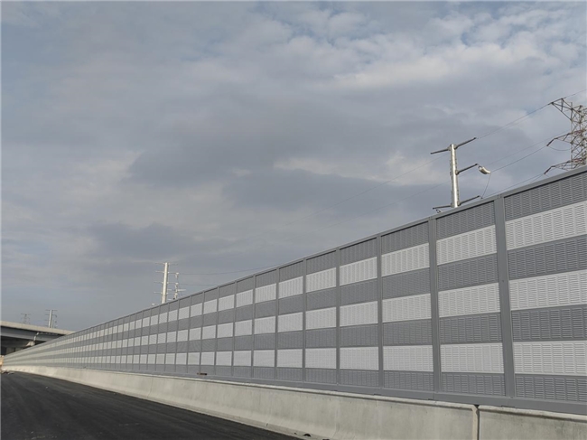 中铁四局市政公司声屏障分公司沪武高速太仓至常州段（南半幅）声屏障工程钢立柱安装圆满完成