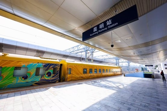 中老铁路开通运营四周年，全国首列跨境舒适型旅游列车—“彩云之南·昆明号”首发
