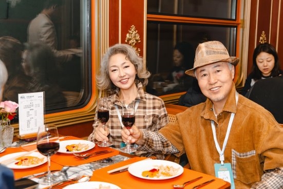 中老铁路开通运营四周年，全国首列跨境舒适型旅游列车—“彩云之南·昆明号”首发