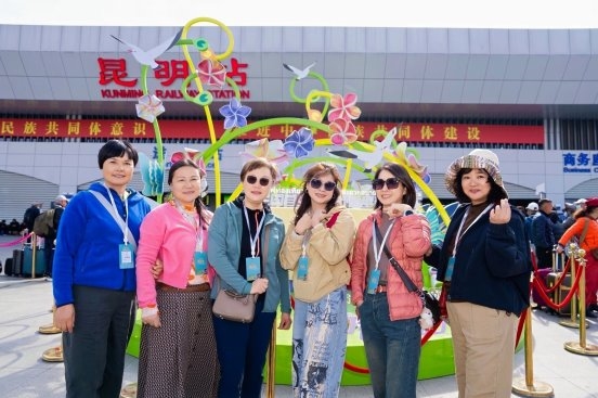 中老铁路开通运营四周年，全国首列跨境舒适型旅游列车—“彩云之南·昆明号”首发