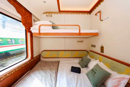 中老铁路开通运营四周年，全国首列跨境舒适型旅游列车—“彩云之南·昆明号”首发