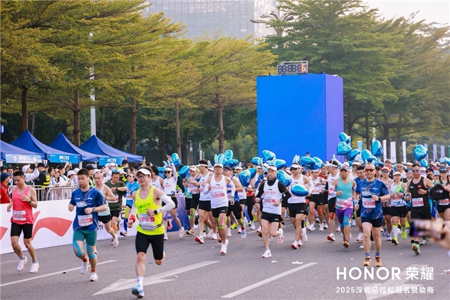 科技赋能奔跑 荣耀与全球跑者共赴2025深马之约 科技赋能奔跑 荣耀与全球跑者共赴2025深马之约