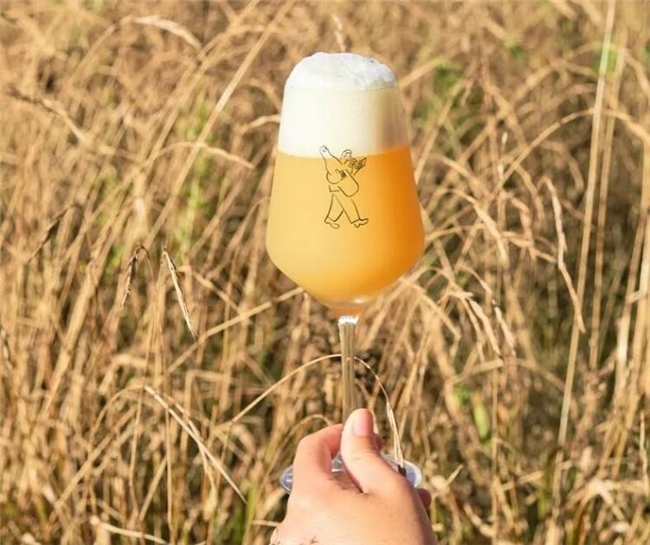 酒精配文字,成年人不做选择!啤酒罐变移动书店,对抗注意力分散