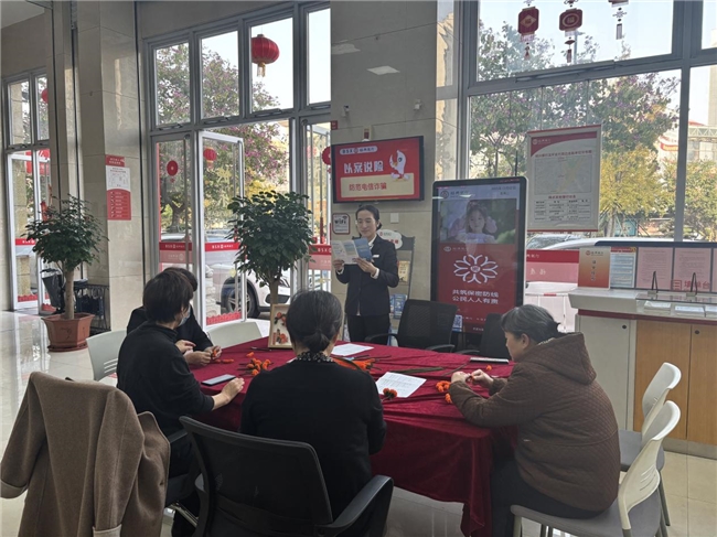 绍兴银行玉环支行厅堂“防诈课”守护群众“钱袋子”