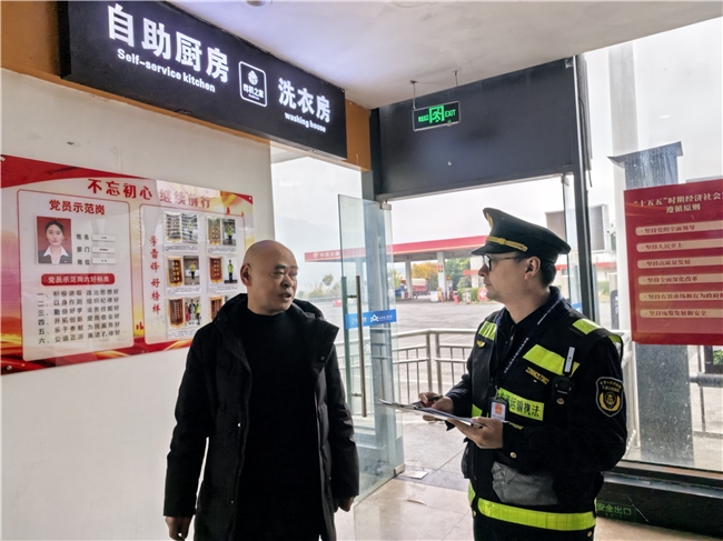 “三峡之巅”火爆出圈！重庆交通执法总队  高速二支队奏响暖心服务主旋律