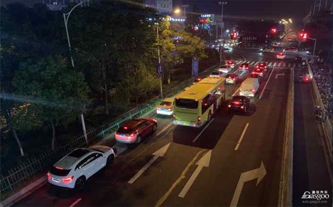 高增长红利消退,汽车行业进入“苦斗期”:智能化+出海成突围关键