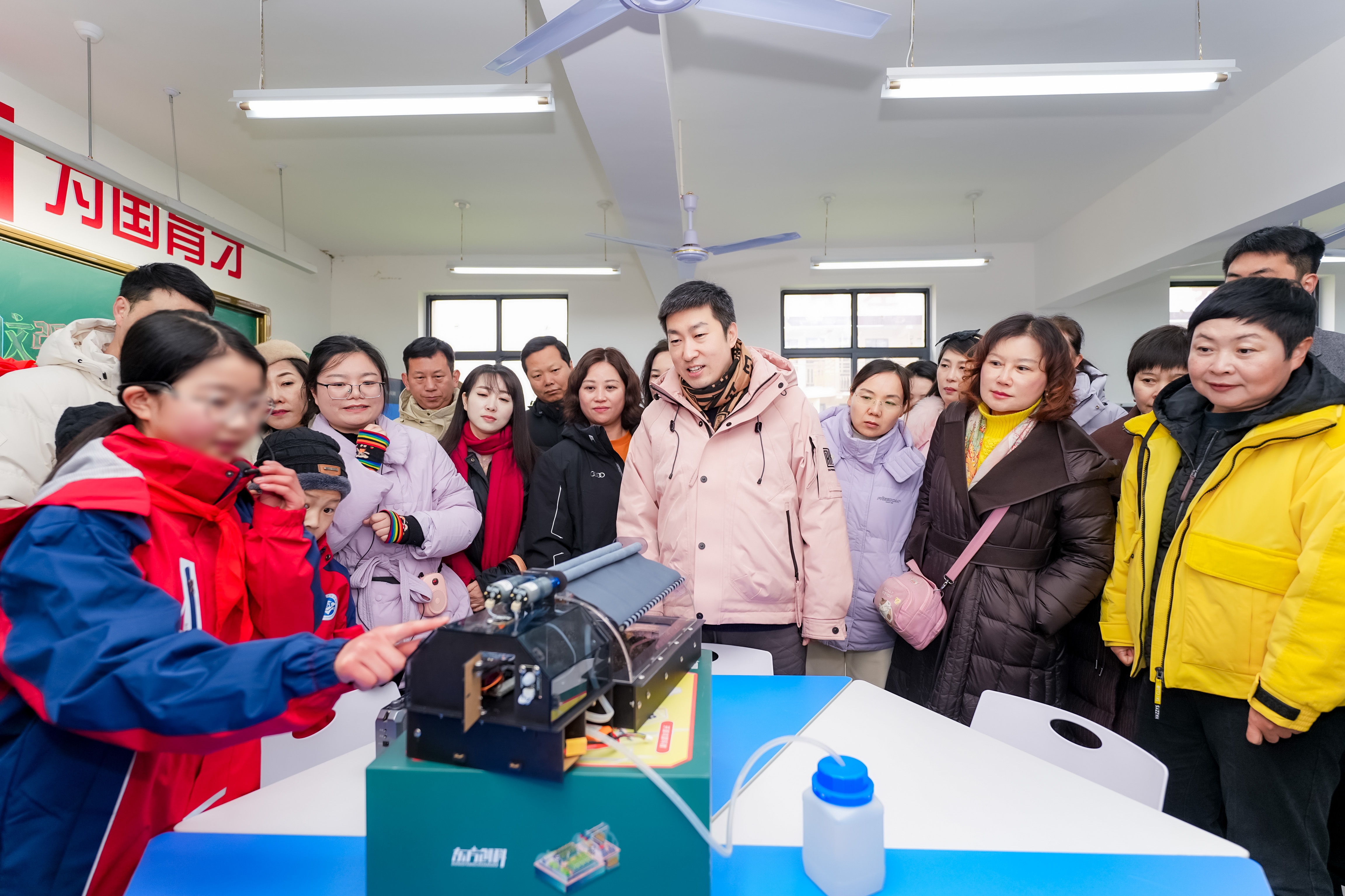  汇成百年专项基金“汇爱童行”科技教室落地太行山乡村学校 