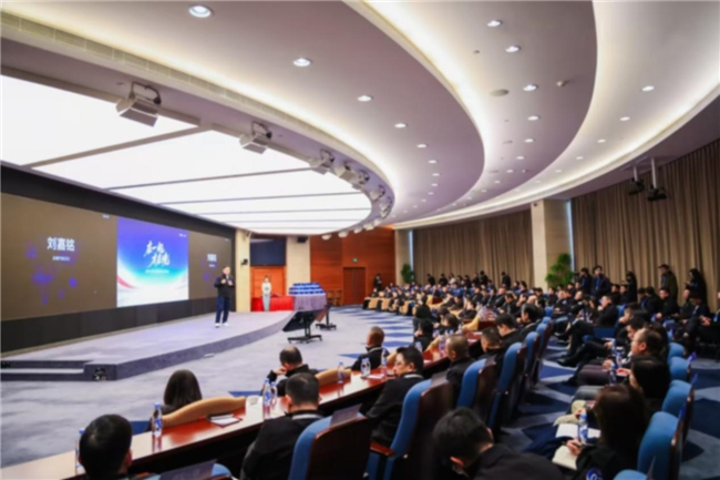 深度合作共创共赢，启境首批百强经销商签约开启智能出行新篇章