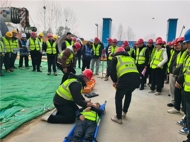 合肥水务集团工程公司联合中铁四局市政公司开展有限空间应急演练