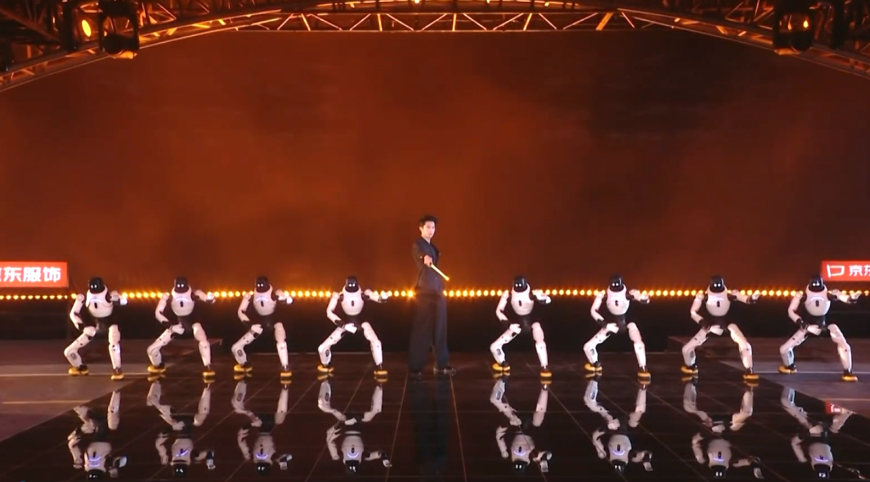 能文能武！智元机器人天团与王心凌王鹤棣同台炸场跨晚-锋巢网