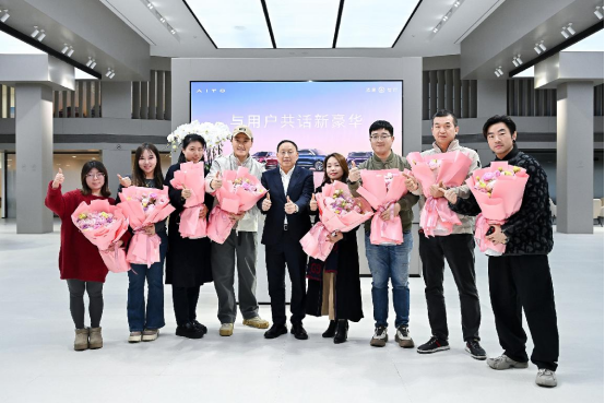 赛力斯张兴海走进北京问界用户中心，与问界用户共话“新豪华”