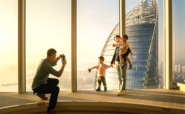 别在地面人挤人!厦门潮人新玩法:在300米云端CityWalk!(图2)