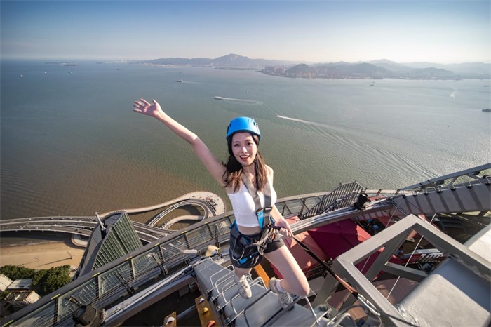 别在地面人挤人!厦门潮人新玩法:在300米云端CityWalk!(图5)