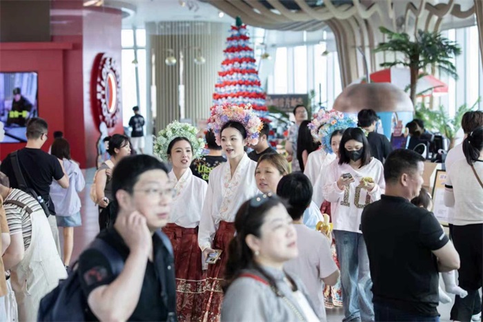 别在地面人挤人!厦门潮人新玩法:在300米云端CityWalk!(图9)