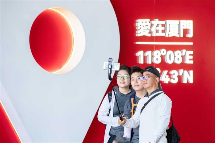 别在地面人挤人!厦门潮人新玩法:在300米云端CityWalk!(图10)