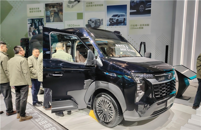 焕新出发，瞩目登场！中国重汽先锋官家