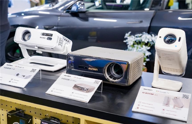 正式“上车”！ZIP三折叠投影仪在CES 2026展示移动影院新形态-视听圈