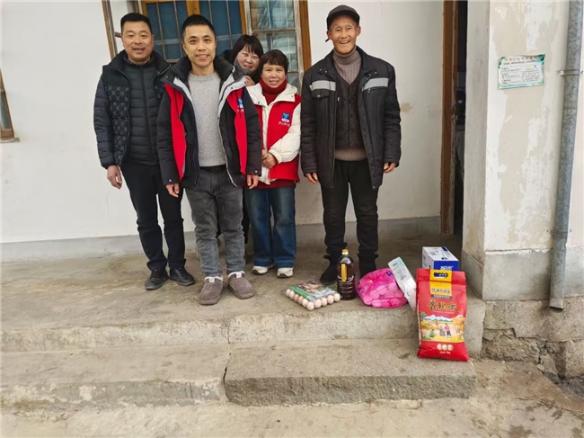 寒冬送暖进乡村，真情帮扶显担当