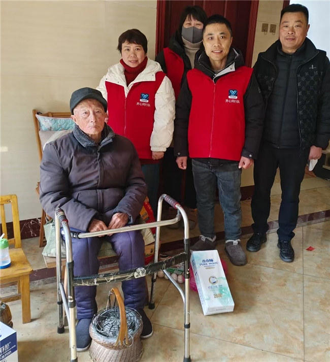 寒冬送暖进乡村，真情帮扶显担当