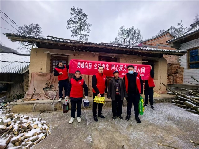 寒冬送暖进乡村，真情帮扶显担当