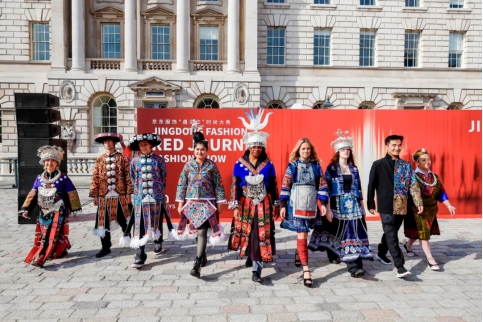 京东携原创国潮品牌登上伦敦时装周：古老苗族刺绣有多美？