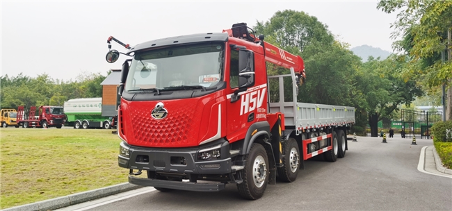 乘龙H5V 8x4随车吊：豪华高端赋能高效作业，创富神器来袭
