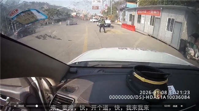 生命至上！执法车辆秒变“救护车”  为病童开启生命通道