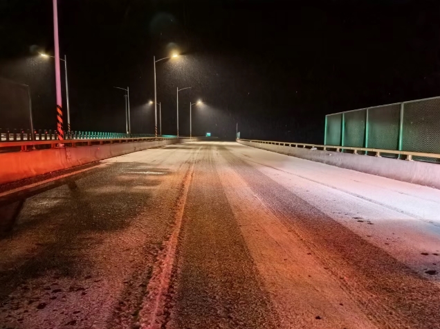 以雪为令！重庆交通执法“硬核”  融冰保畅护平安