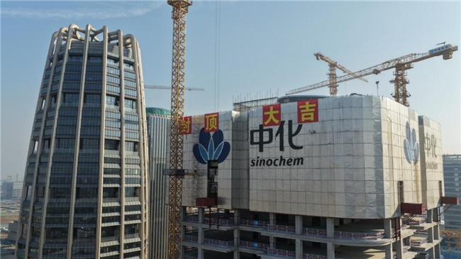 由中建二局三公司承建的雄安中国中化大厦二期项目主体结构全面封顶