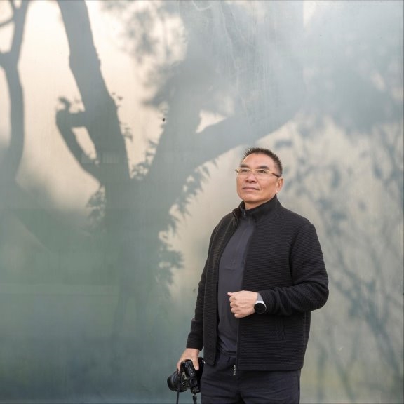 新潮&ldquo;老玩童&rdquo;超哥：痴迷书法爱拍照 逐光踏影走天涯