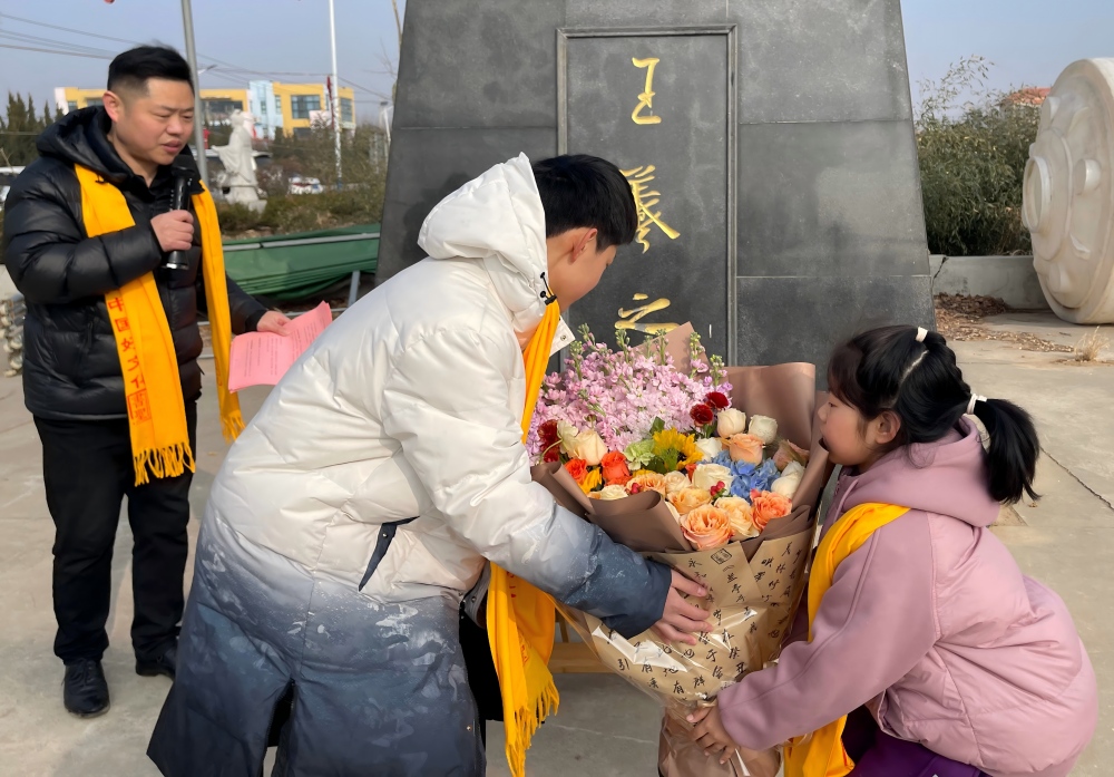 图二：书圣文化小使者李孝旭、李欣蔚代表书圣文化交流推进组委会向书圣王羲之雕像敬献鲜花。(2).jpg